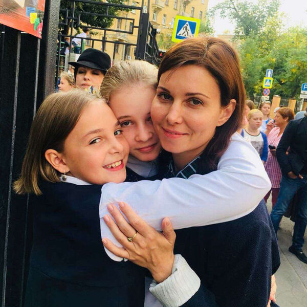 «Отец подарил конверт с подписью: “С первым браком”»: почему 41-летняя Александра Урсуляк не стала «хорошей женой», но обрела счастье с музыкантом