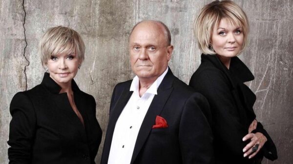 Между скорбью и новой жизнью: 56-летняя Юлия Меньшова «не пугалась» ухода матери и чем похожа на Алентову