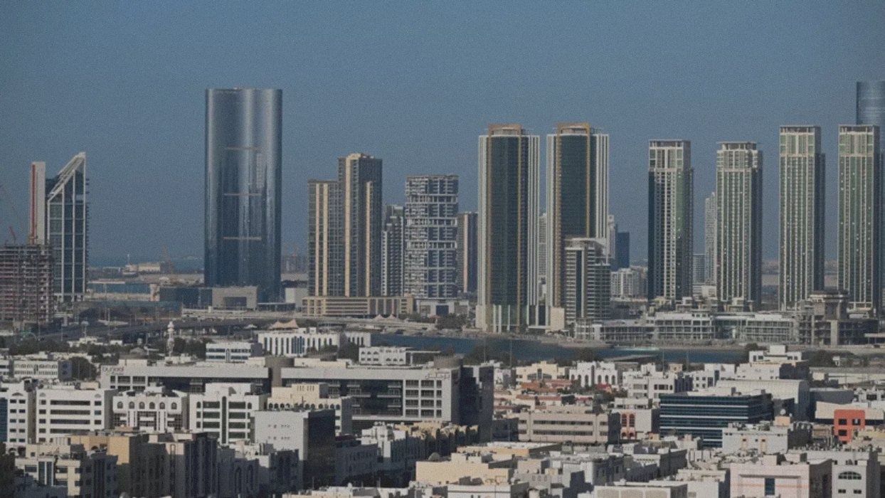 «Странную позицию» заняли власти Дубая: 20 тысяч россиян не могут покинуть ОАЭ