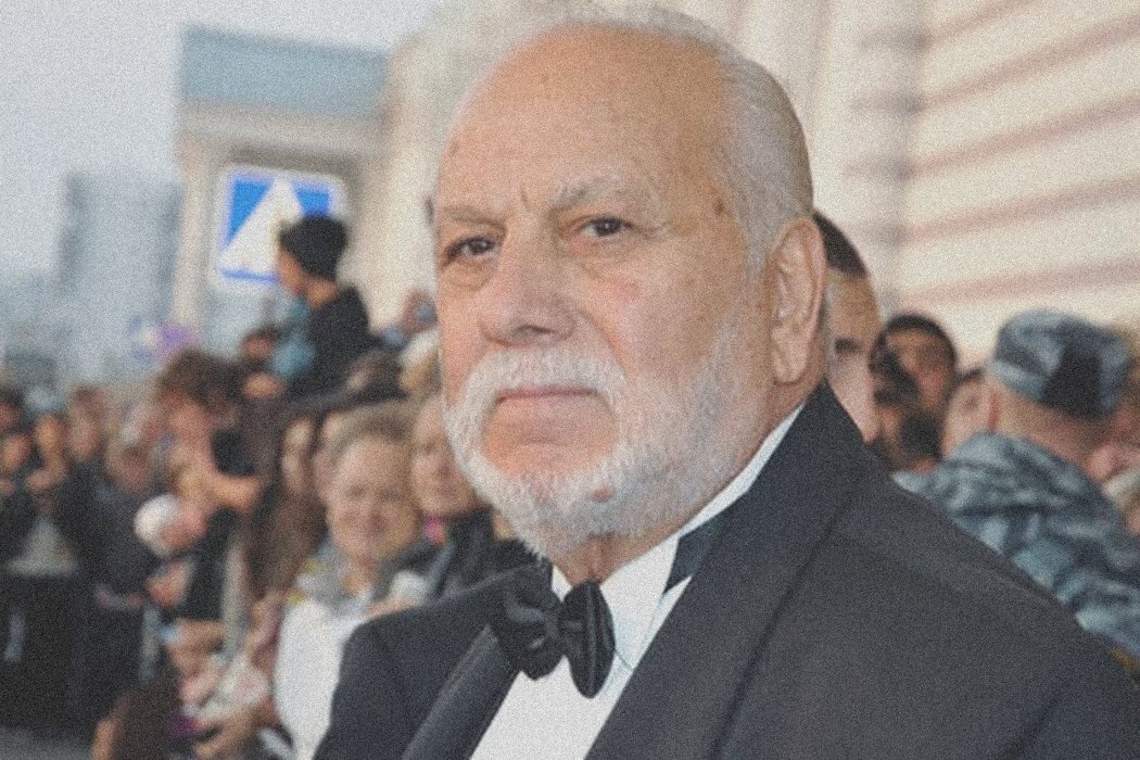 «Мне повезло быть знакомым и дружить со многими из этих великих артистов»: Филипп Киркоров растрогался на сцене, увидев фото отца