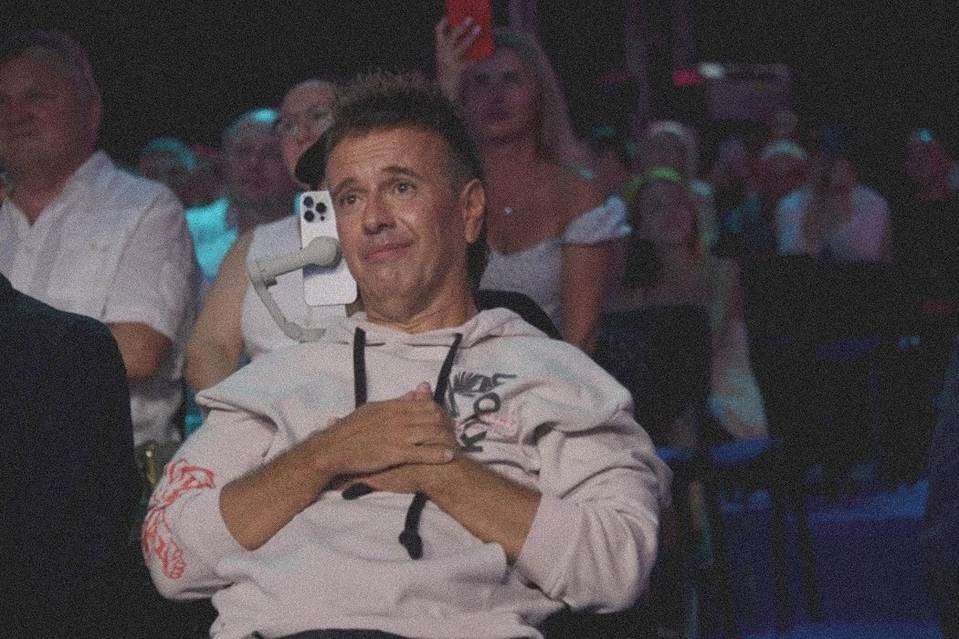 «Третий ряд, 18 место, одета так-то»: Андрей Губин раскрыл схему соблазнения юных поклонниц в 90-х