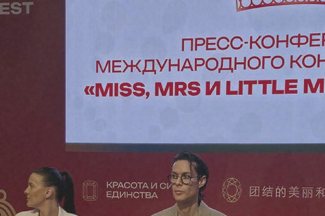 Марк Тишман с мокрой укладкой и в клетчатом пиджаке посетил пресс-конференцию «Мисс БРИКС»