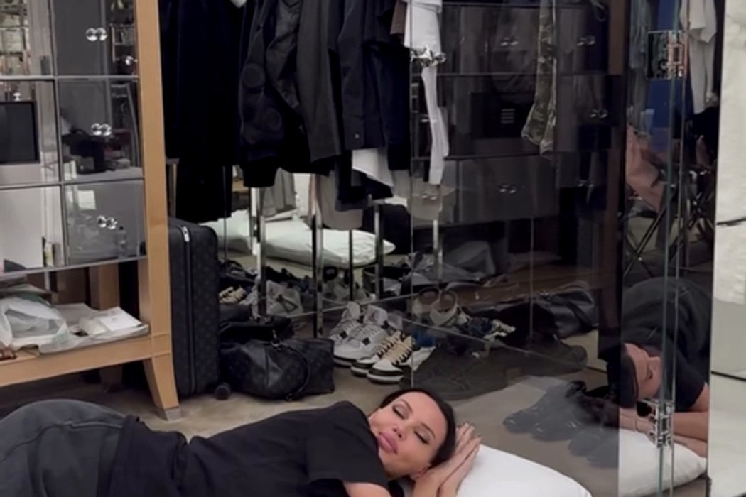 «Моя бомжиха в Париже»: Елена Перминова показала Оксану Самойлову на полу отеля