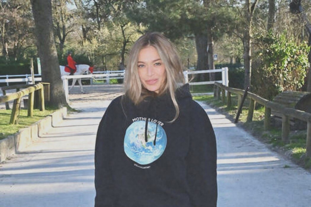 «Как из бани, мимо проходила»: Веру Брежневу осудили за выбор наряда на показе в Париже