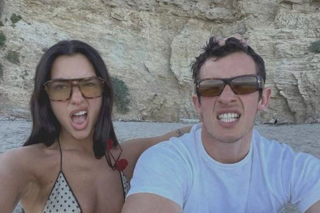 Дуа Липа в бикини показала пляжный отдых с женихом