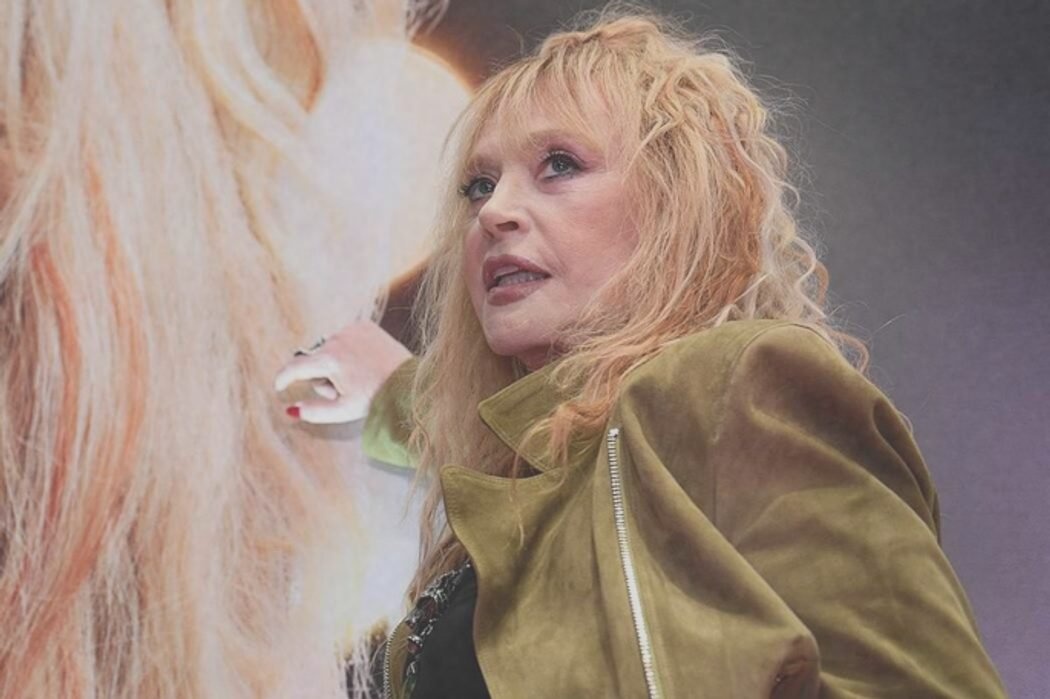 76-летняя Алла Пугачёва впервые показала, что пользуется тростью