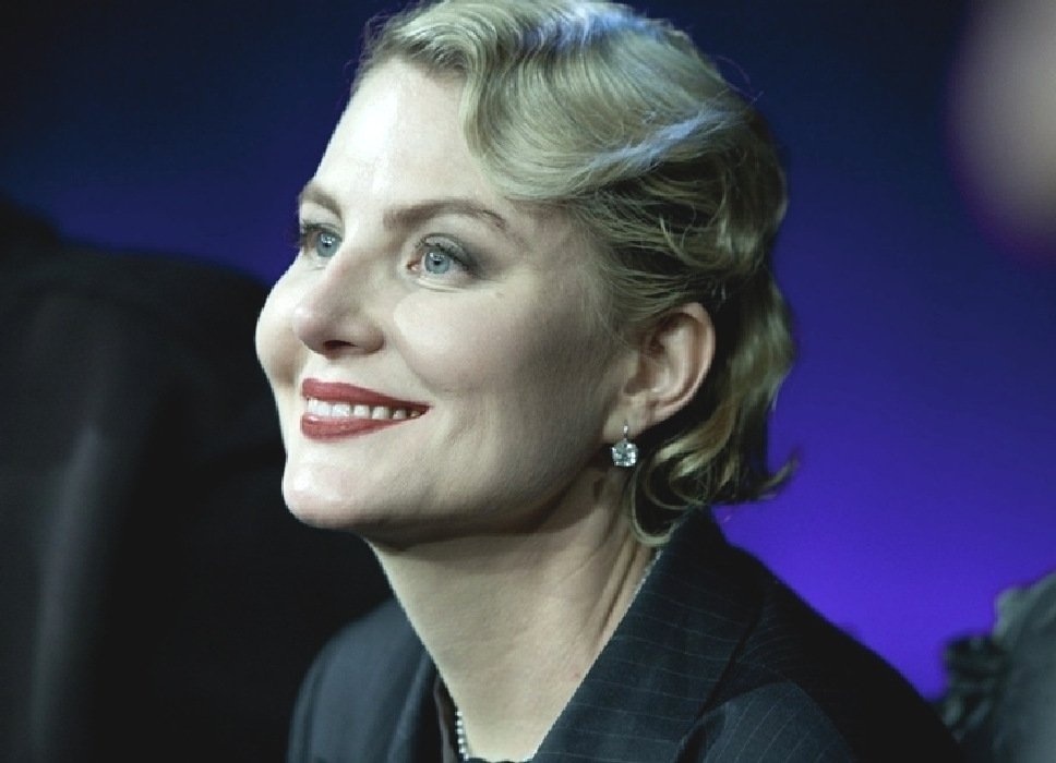 «С внуками надо играть»: Ренату Литвинову упрекнули за фото с куклой