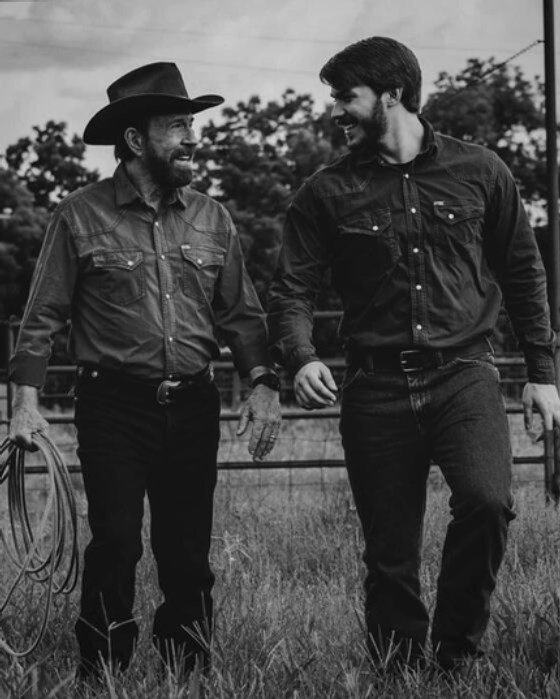 «Папа, так трудно найти слова»: 24-летний сын Чака Норриса посвятил отцу трогательный пост