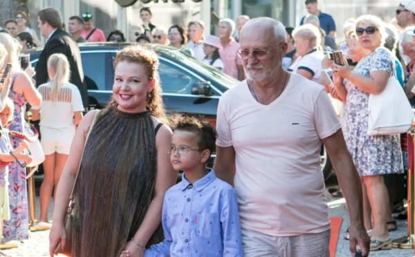 Тяжёлое испытание сына и развод: Как Татьяна Абрамова обрела счастье в 40 лет и построила семью, где все друг другу «Юра»