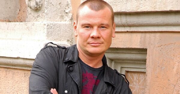 От «позорища» до 7 минут без пульса: как звезды, от 38 до 70 лет, боролись с алкоголем и чем закончилась их драма