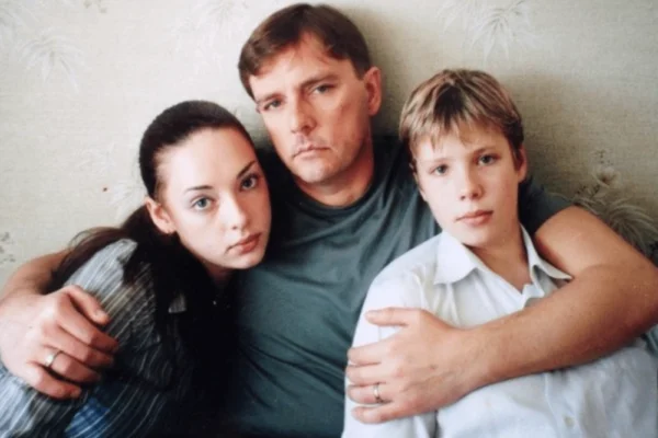 Звезда «Улиц разбитых фонарей» менял жён как перчатки : 62-летний Алексей Нилов пережил две клинические смерти, а «тихое семейное счастье» нашёл лишь с пятой избранницей.