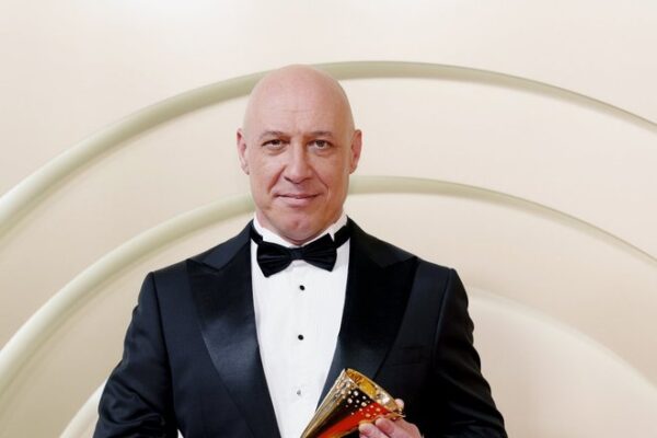 Не до отдыха в свой полувековой юбилей: Денис Майданов получил «народного» и рассказал, как дочь шокировала родителей татуировкой