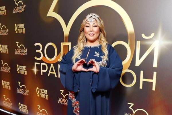 «Заново влюбилась»: Анита Цой после 36 лет брака и 52 сброшенных килограммов заставила мужа просить прощения