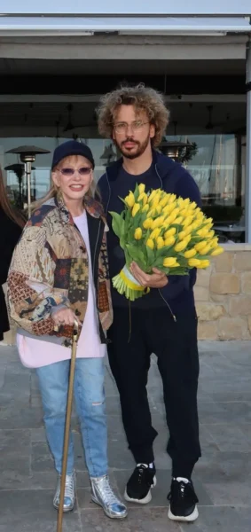 76-летняя Алла Пугачева вышла в свет в 37-летнем бомбере