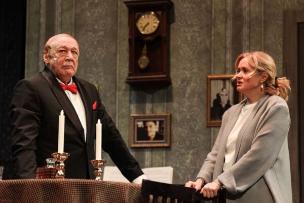 «Берегите нервы пенсионера»: Михаил Ефремов вернулся на сцену после длительного перерыва, а его стриптиз шокировал зрителей