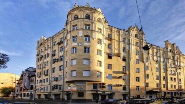 «Здесь я чувствую себя на своём месте»: как 68-летняя Татьяна Догилева 30 лет шла к дому мечты в центре Москвы