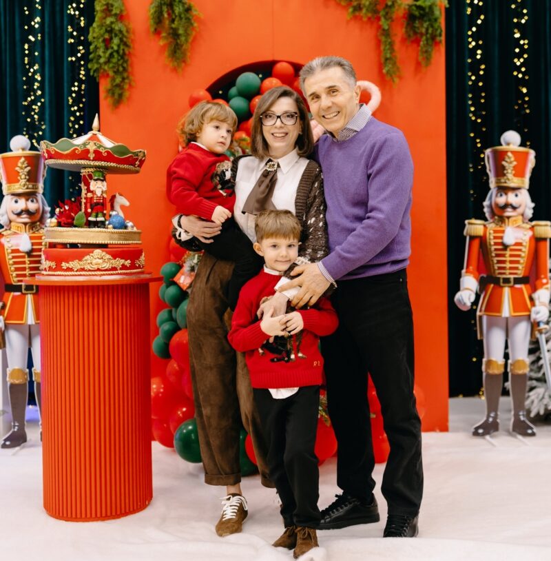 Бидзина Иванишвили с женой Екатериной и детьми.