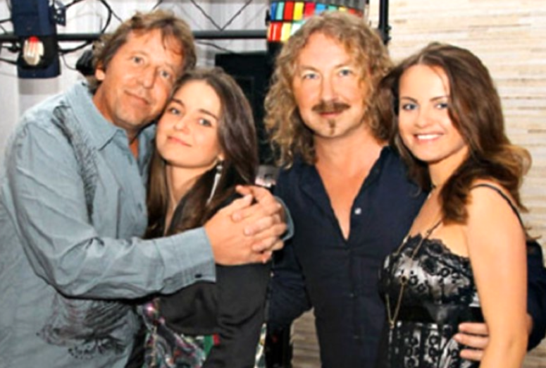 Семейный портрет: Игорь Николаев с Юлией Проскуряковой, дочерью Юлией и её тогдашним мужем Джоном.