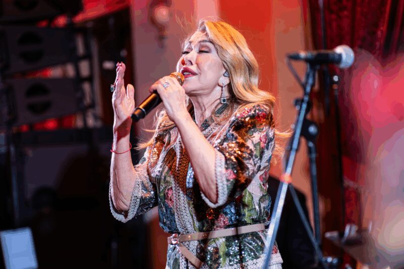 Исполнительница, чьё имя ассоциируется с эпохой эстрады.