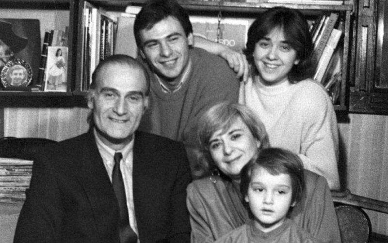 Кахи Кавсадзе с семьей, поддерживающий супругу в трудные годы.