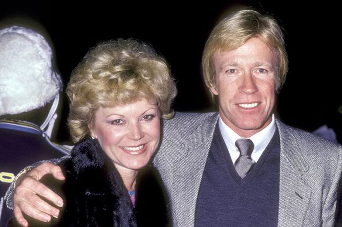 Он разменял пятый десяток, но стал «непобедимым», а его жизнь — череда испытаний: Чак Норрис: как он спас жену от «смерти в глазах» и почему его называют «совершенствующимся»?