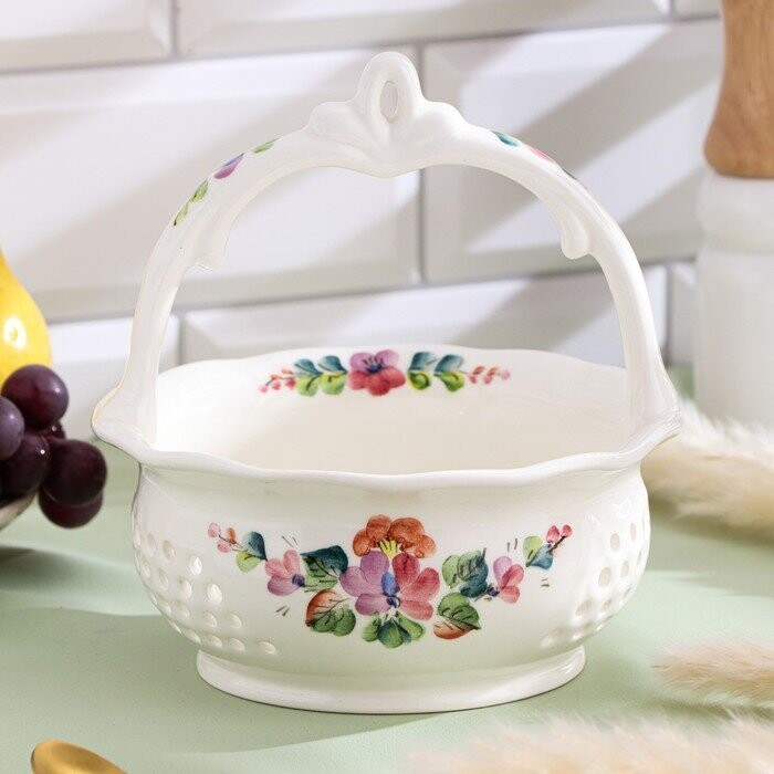 Элегантный обеденный стол, украшенный кружевной скатертью и живыми цветами.