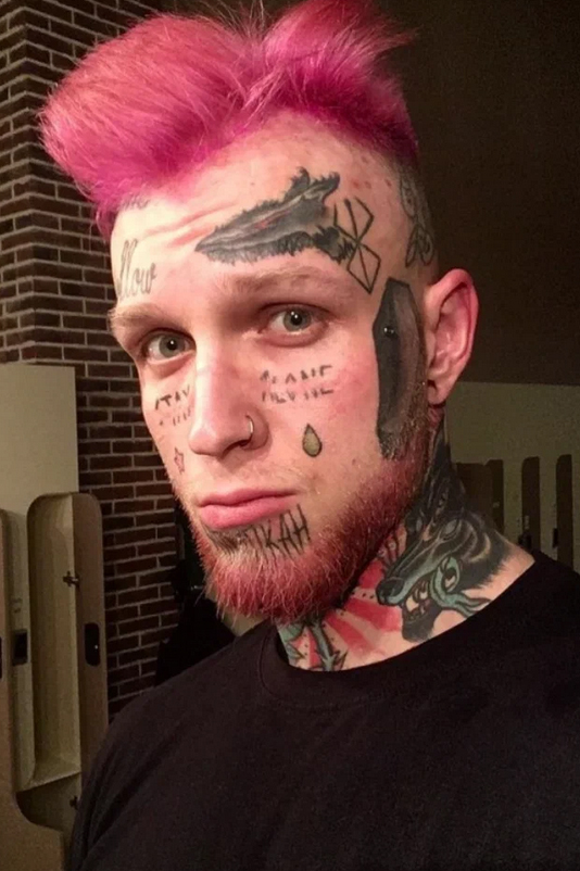 Внешность Дениса Шальных часто становится предметом обсуждений