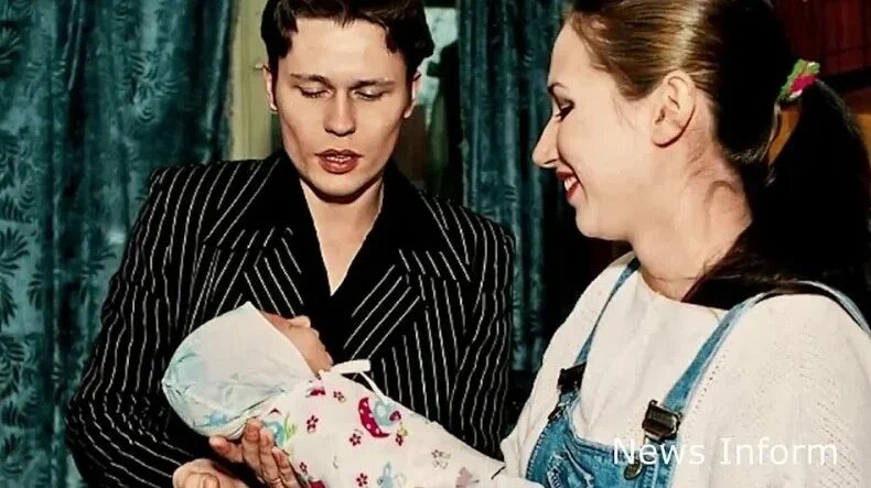 Денис Рожков с супругой Ириной, чей мудрый подход к жизни актёра помогает сохранить их крепкий союз.