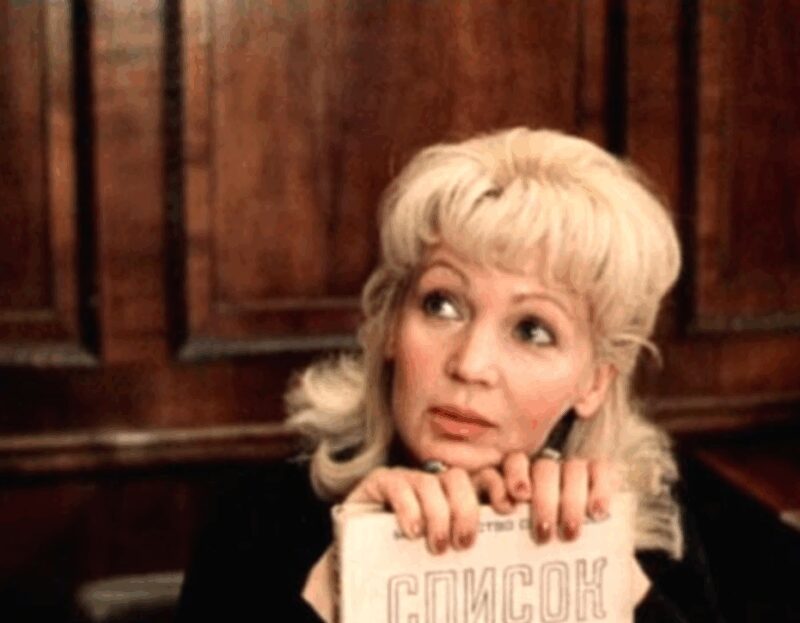 Людмила Давыдова в одном из ранних фильмов, «Алый камень»