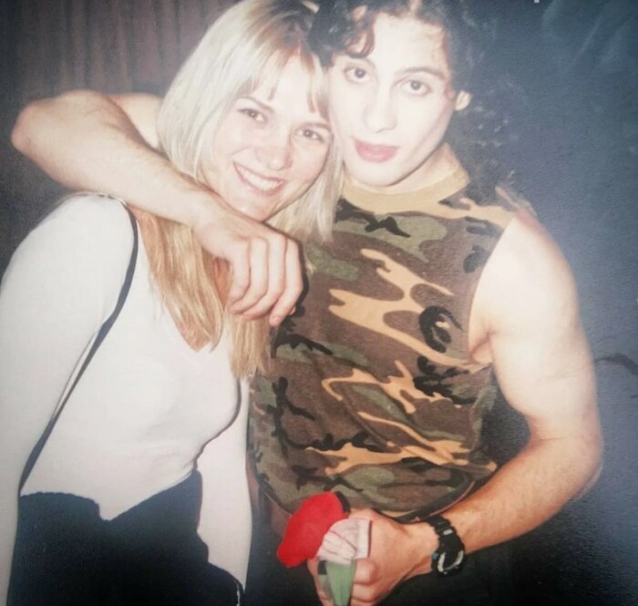 «Ты совершенно чужой мне человек»: 25 лет идеального брака, где муж контролировал каждый шаг, а жена не считает себя жертвой