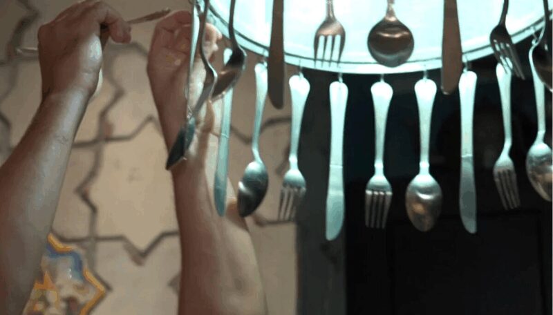 Уголок для творчества: рояль, барабанная установка и портрет Стинга от Никаса Сафронова.