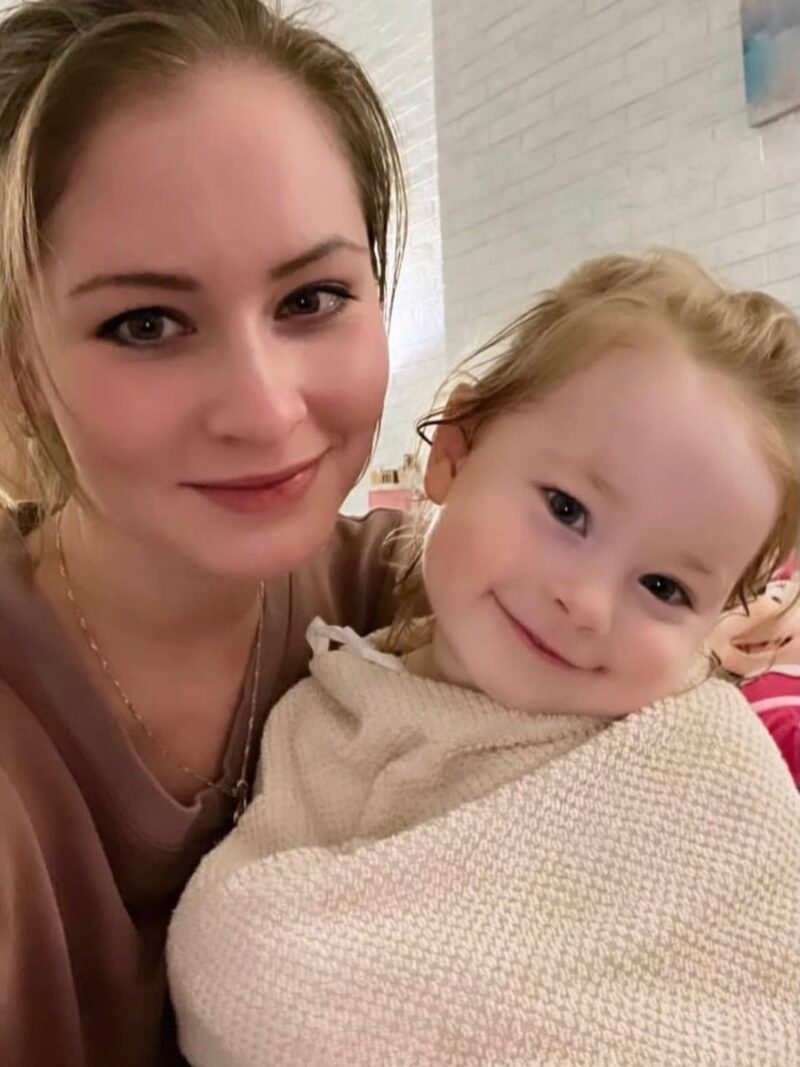 Молодые родители Юлия и Владислав с новорожденной дочерью Каталиной.