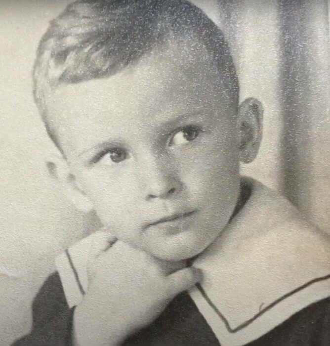 Трагическое событие, произошедшее в детстве, оставило глубокий след в душе будущего артиста.