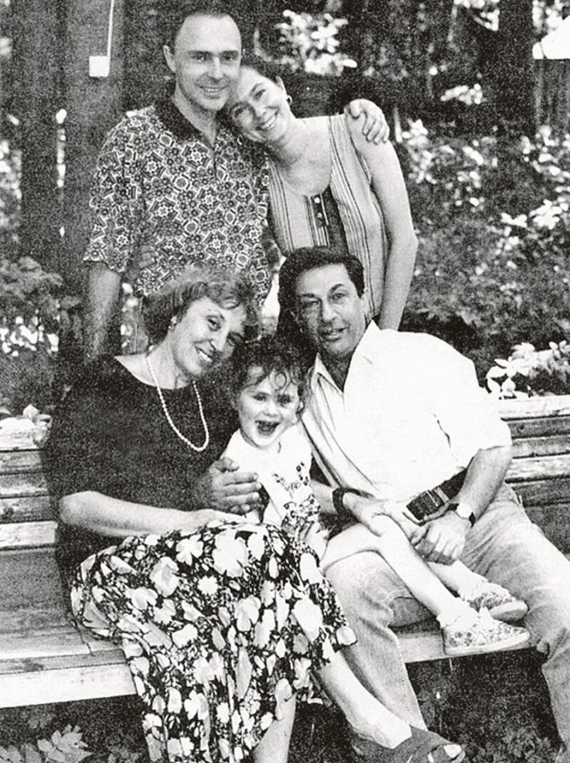 Игорь Кваша в кругу семьи: любимая внучка Настя, жена Татьяна, сын Владимир и невестка Наташа.