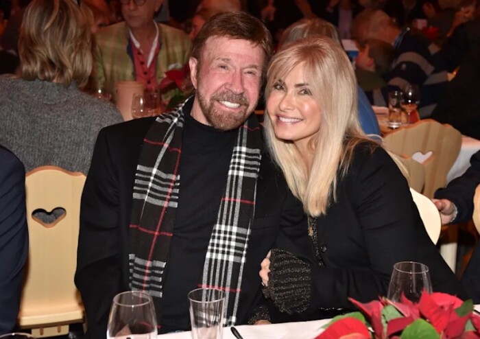 Он разменял пятый десяток, но стал «непобедимым», а его жизнь — череда испытаний: Чак Норрис: как он спас жену от «смерти в глазах» и почему его называют «совершенствующимся»?