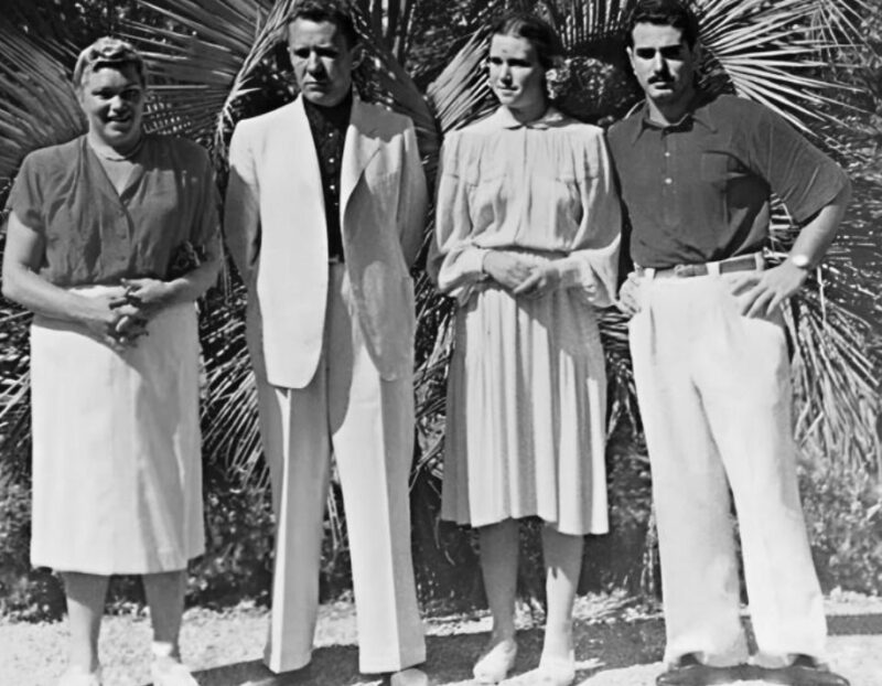 Людмила с супругом и родителями в кругу семьи.