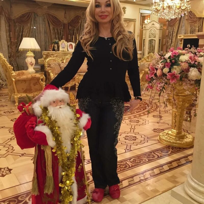 В спальне певицы царит атмосфера экзотики и демонстративного шика.