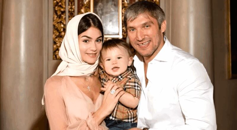 Александр Овечкин с Анастасией и сыном: гордость многодетного отца.