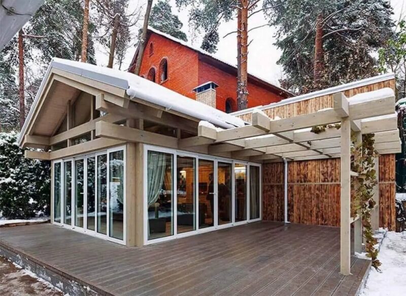 Просторная беседка из бруса, созданная для встреч с друзьями.