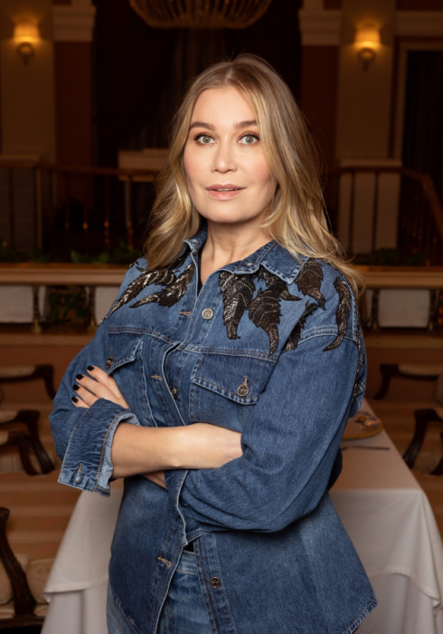 «Актриса на вырост»: 45-летняя Кристина Бабушкина, пережив инвалидное кресло и скандал с мужем, обрела главное счастье в дочери