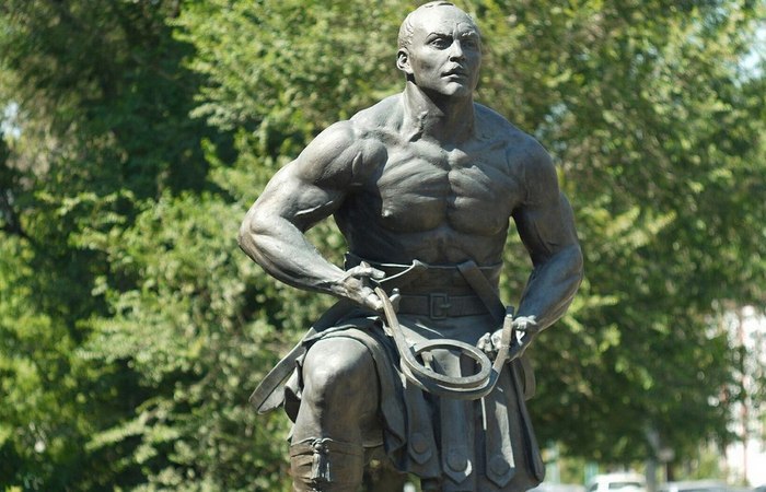 74-летний богатырь бросился в огонь: Александр Засс «не мог оставить их погибать»