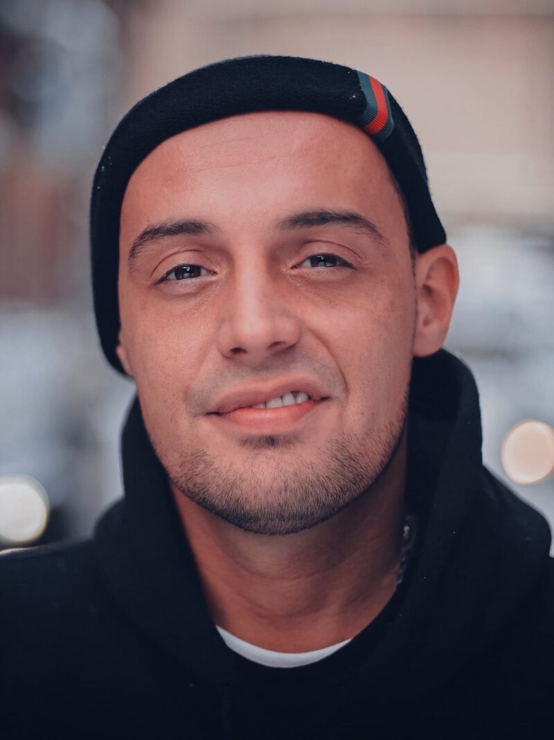 «Я плачу от счастья!»: блогерша больше года писала главную мечту жизни : Айза Долматова: Как бывшая жена Гуфа выпустила антиутопию, но столкнулась с жесткой критикой «начитанных» читателей