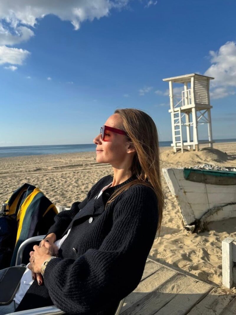 В окружении книг и искусства: детство, полное вдохновения.