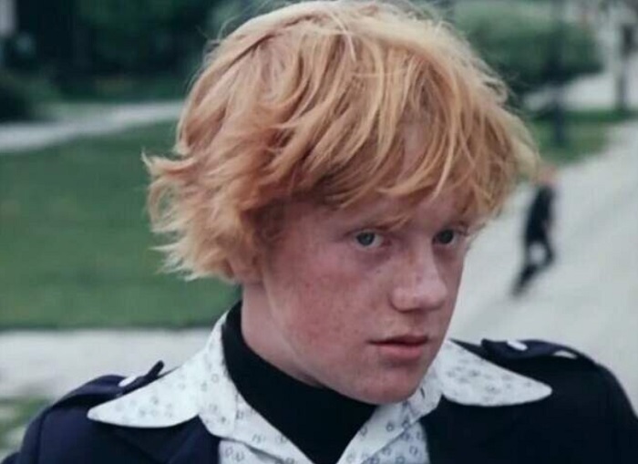«Глянцевый журнал» на экране: как 12-летний Сыроежкин из «Электроника» носил дефицитные водолазки и джинсы с «греховными» стрелками, став иконой стиля 70-х