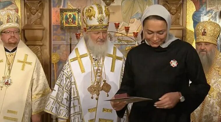 Светлана Полякова в окружении высокопоставленных лиц на церемонии открытия храма.