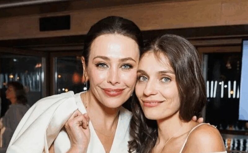 Екатерина Волкова со старшей дочерью Валерией до начала конфликта.