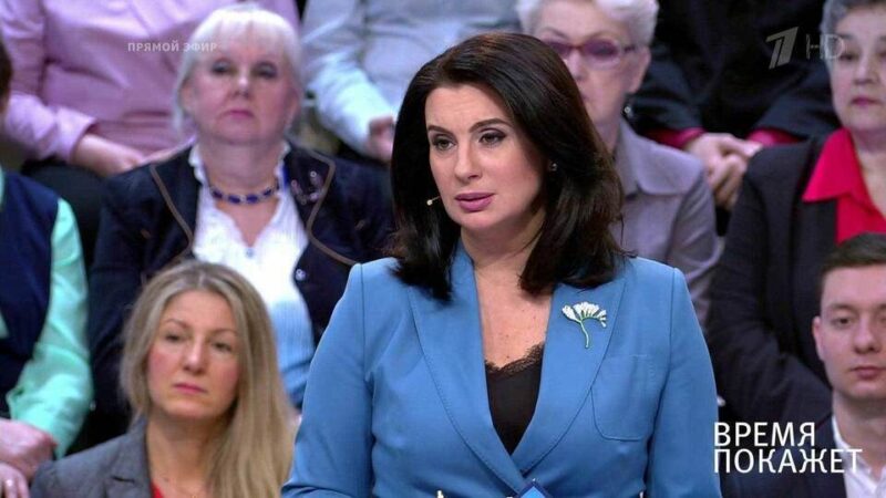 Екатерина Стриженова с супругом Александром и близкими.