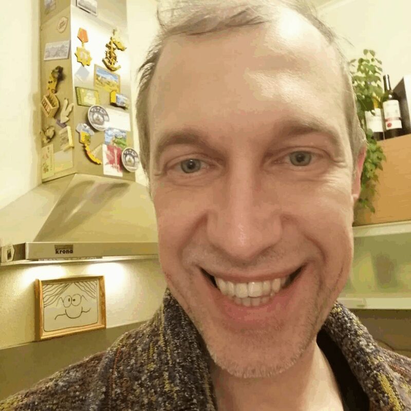 «Я устал быть один»: 55-летний критик потерял 11 миллионов и живёт с мамой