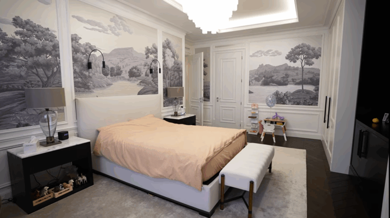 300 пар кроссовок и рояль: Смолов показал семейное гнездо