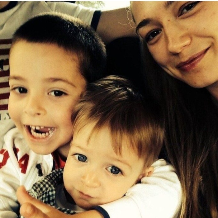 Оксана Акиньшина с сыновьями Филиппом и Константином.